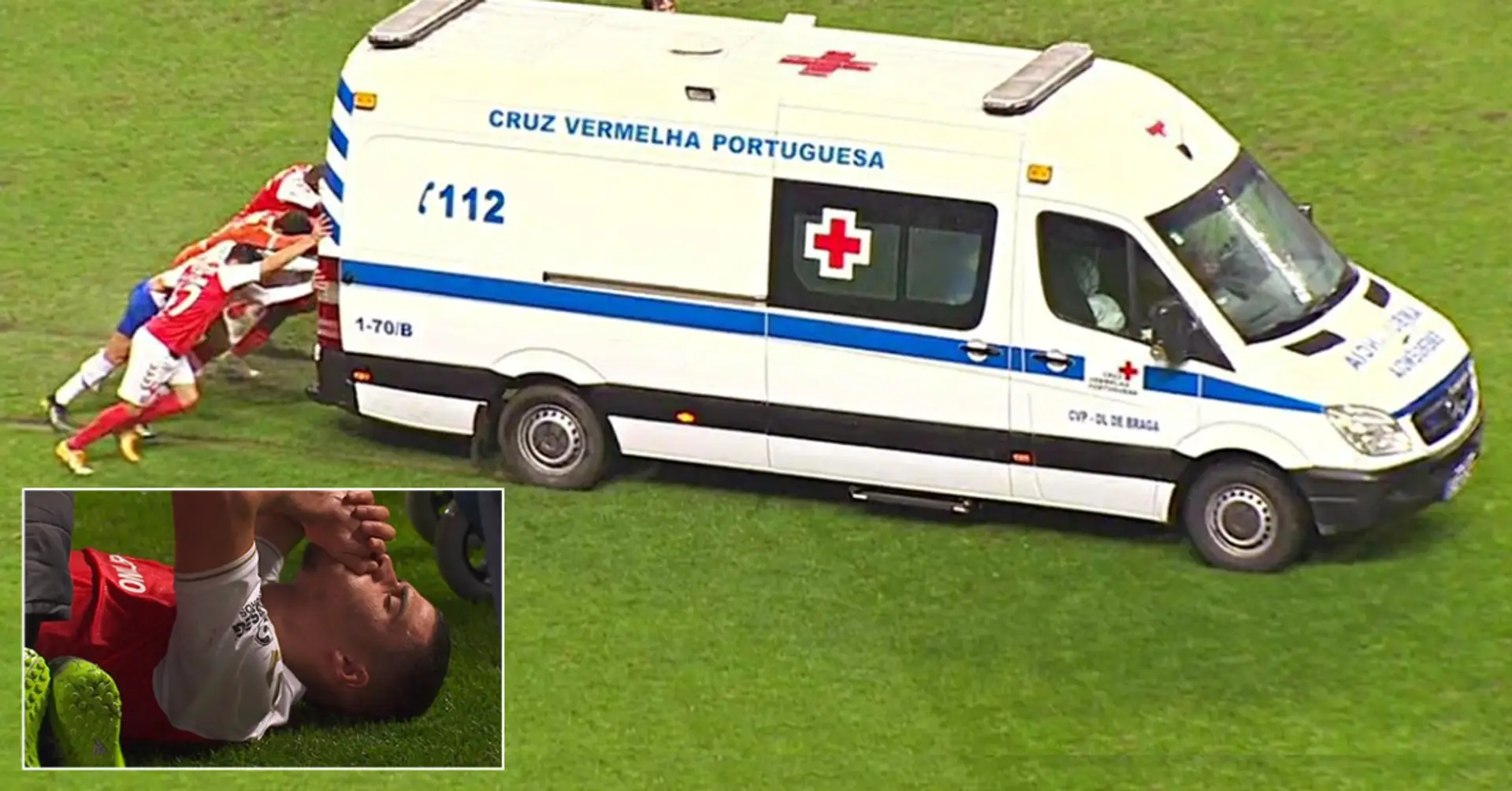 I giocatori portoghesi spingono l'ambulanza fuori dal campo dopo il grave infortunio del difensore del Braga