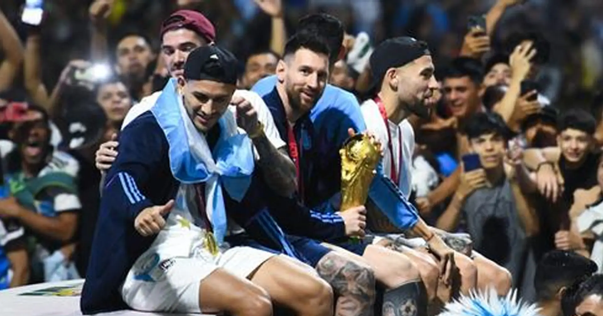 Messi und Co. wären in Buenos Aires fast in einen Draht gerannt, als sie auf dem Dach eines Busses saßen