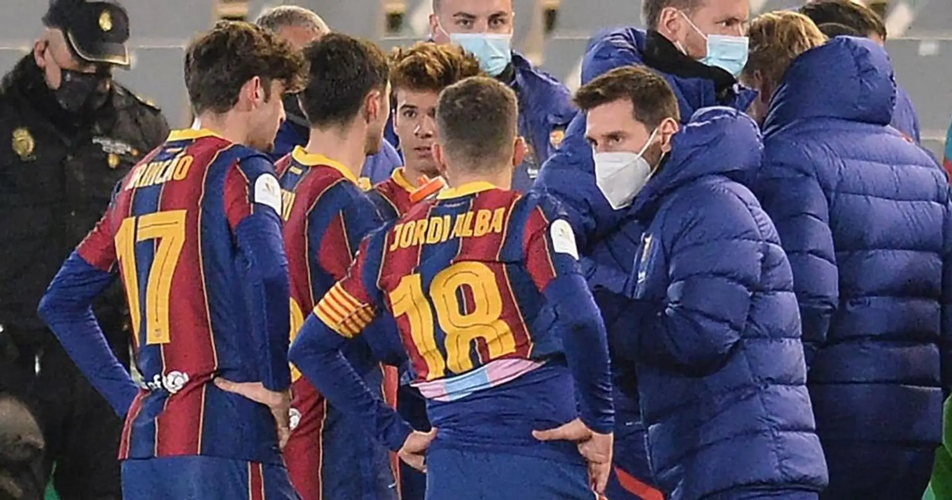 كابتن حقيقي :  ميسي وهو يتحدث إلى لاعبي برشلونة خلال الوقت الإضافي على الرغم من غيابه عن المباراة