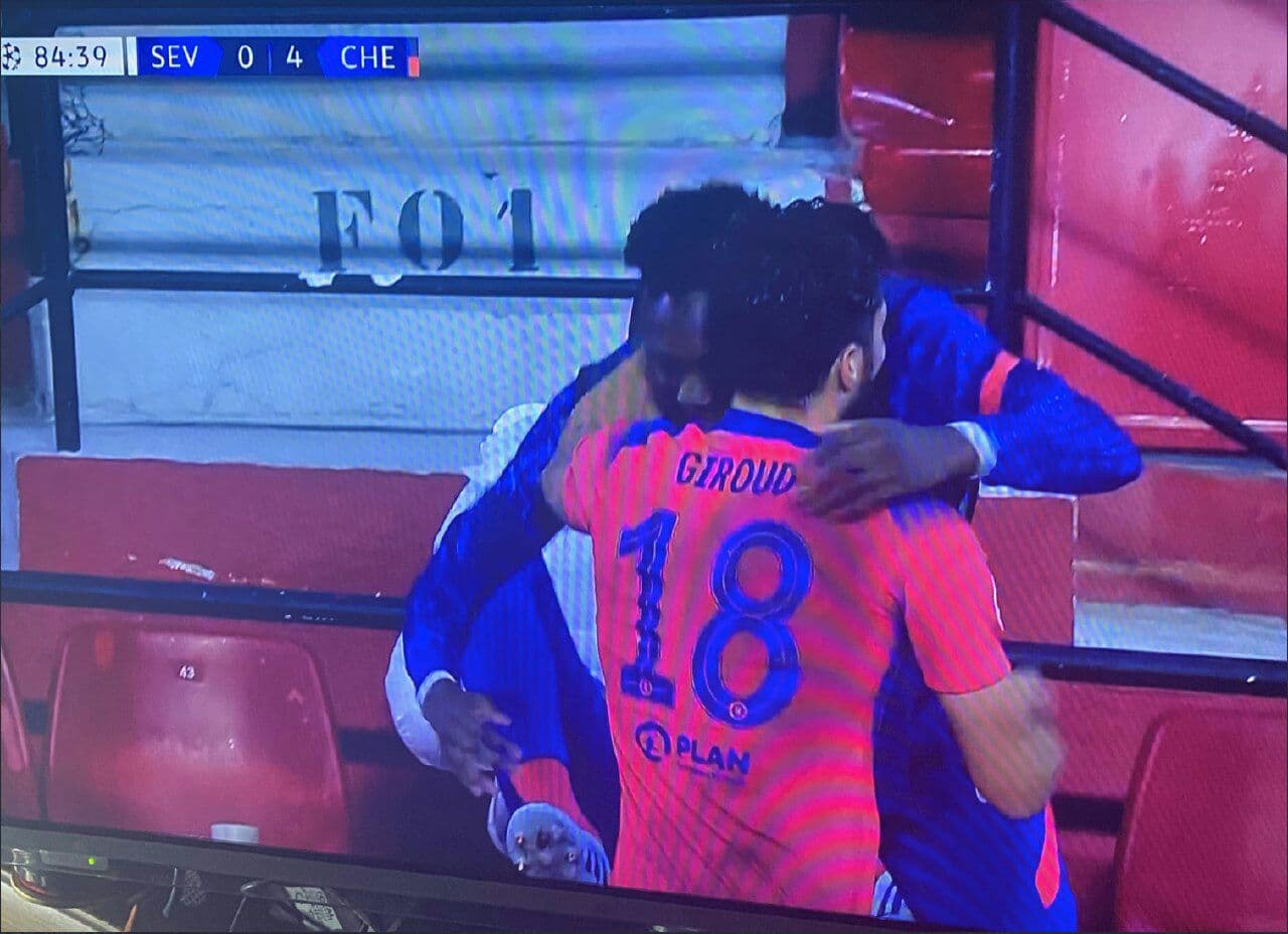 Made me smile, Wholesome Abraham was first player to congratulate Giroud after his 4 goals and Chelsea fans love it