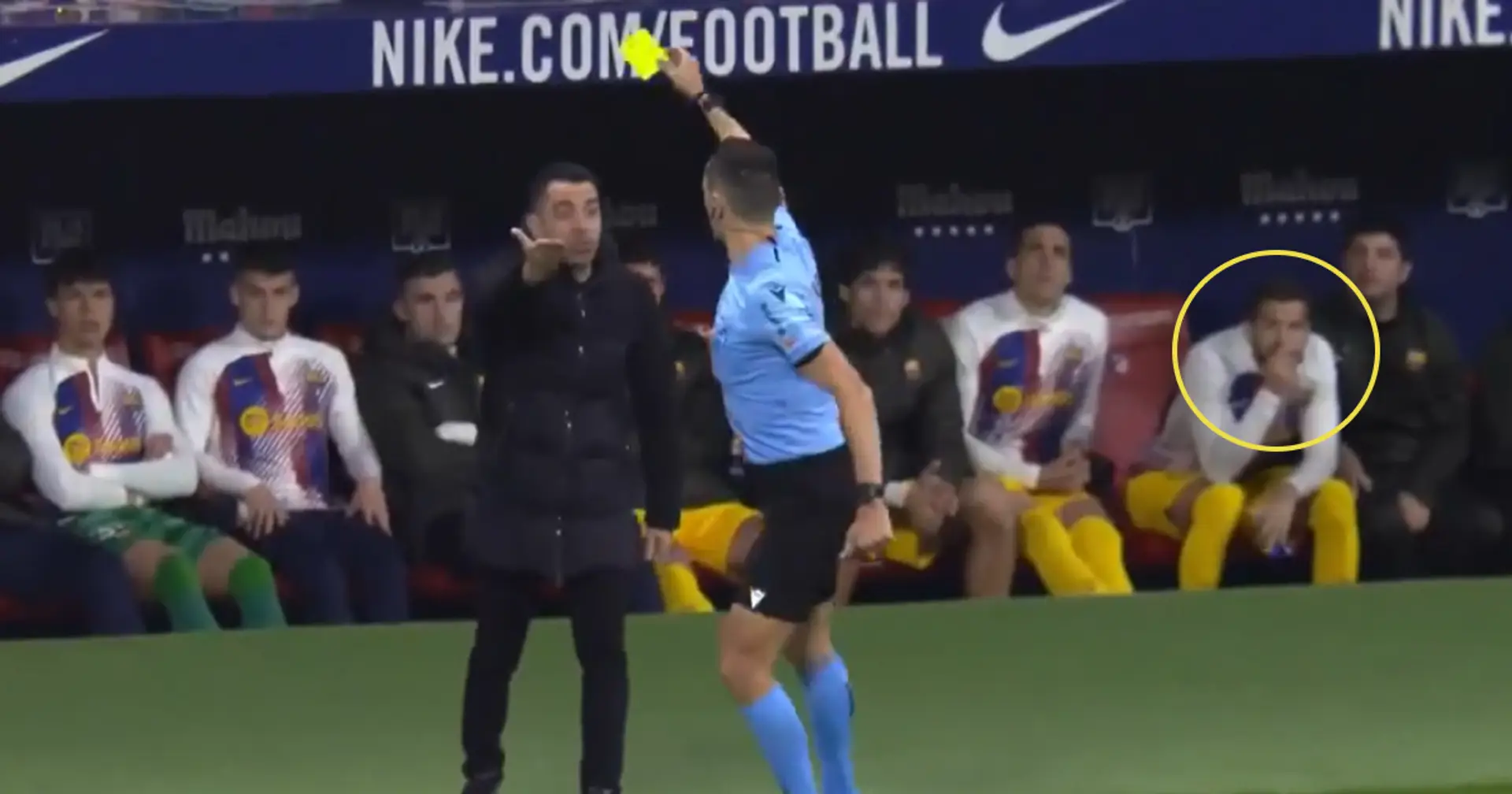 Visto: Un suplente del Barça estalla en una carcajada tras la tarjeta amarilla a Xavi