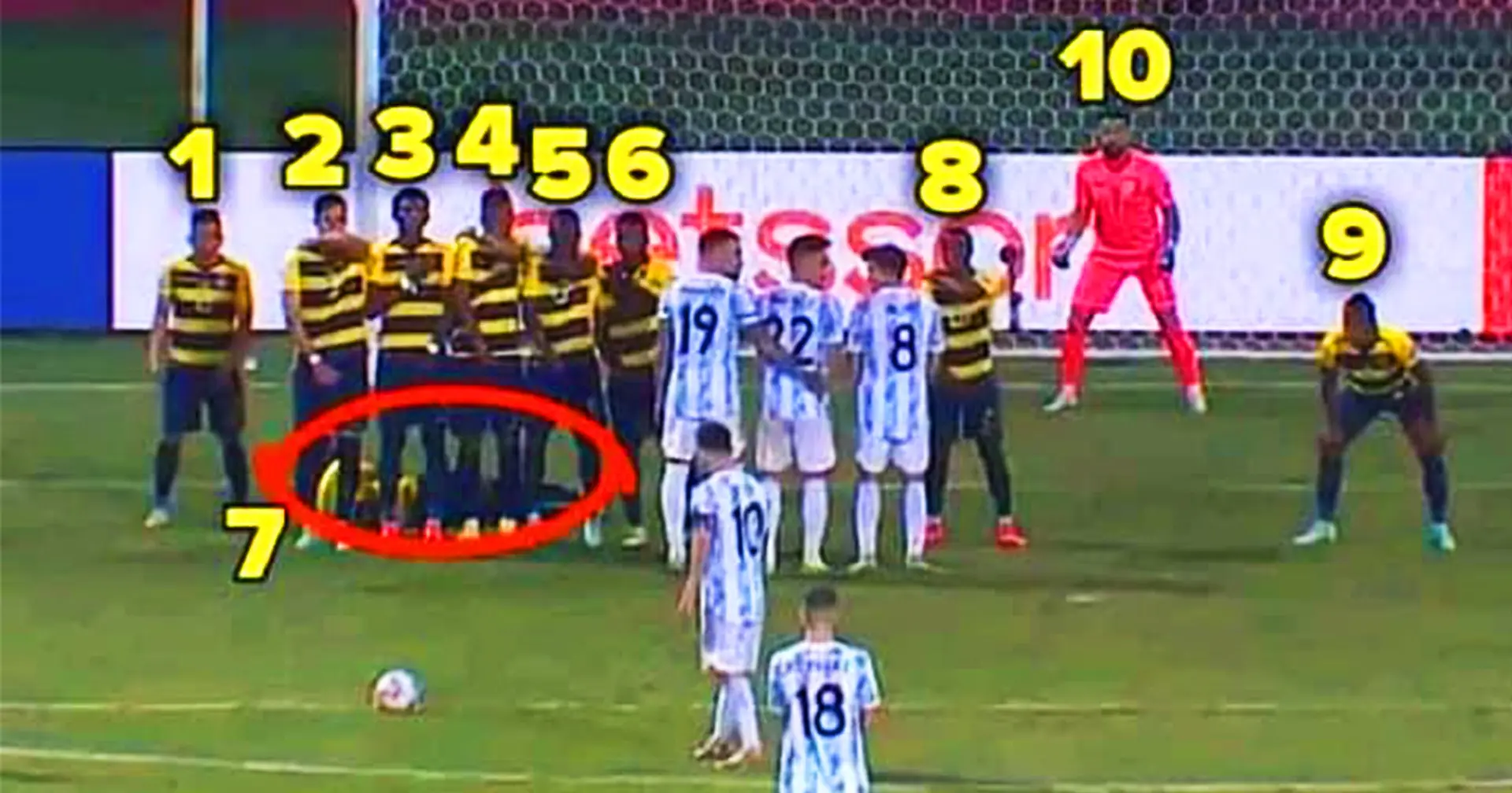 Fans waren schockiert, als sie sahen, wie viele ecuadorianische Spieler versuchten, bei Leo Messis Freistoß zu verteidigen