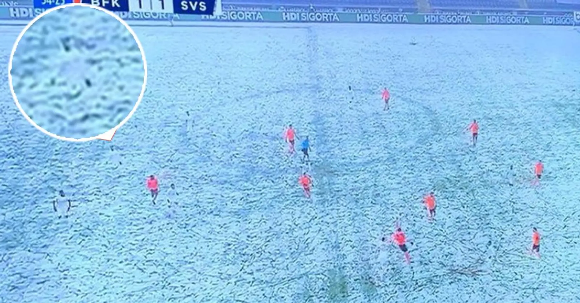 Une équipe turque porte des maillots blancs un jour de neige, les joueurs disparaissent littéralement