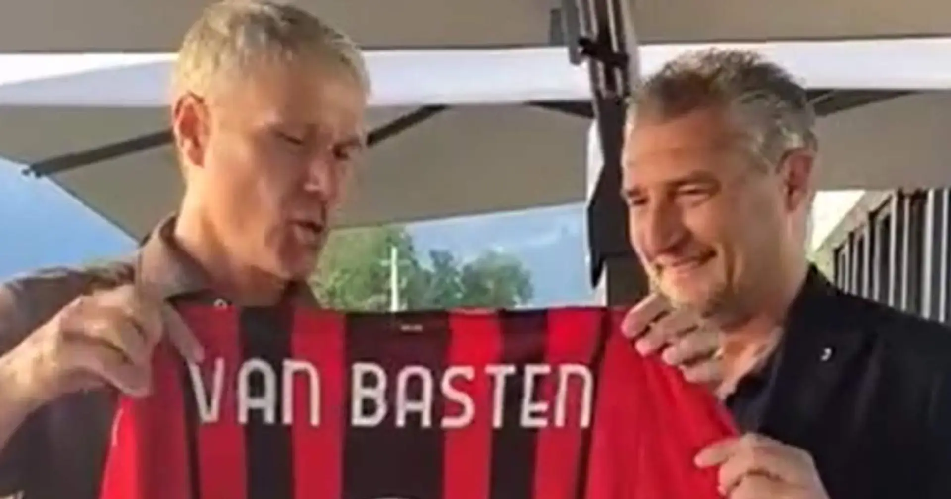 Milan in salsa amarcord: Massaro consegna la nuova maglia del Milan a Van Basten