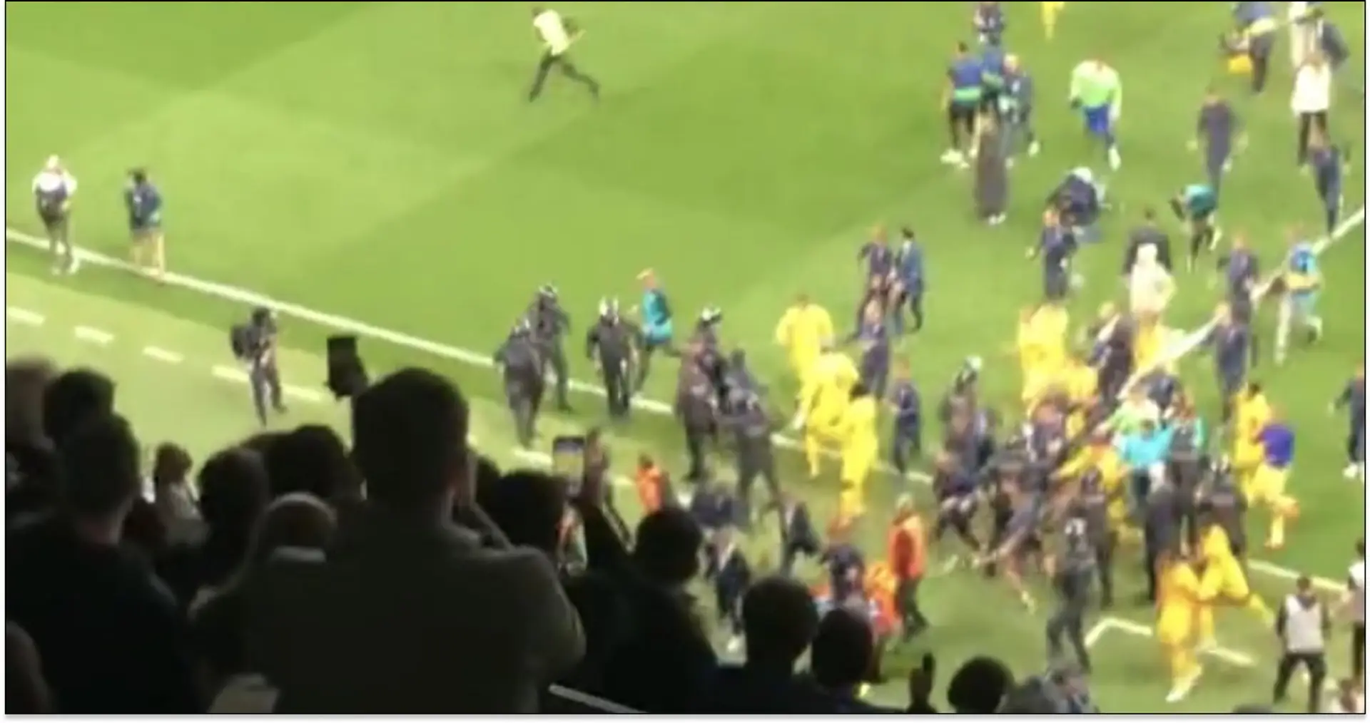 Vídeo: Fans del Espanyol invaden el campo y ahuyentan a los jugadores del Barcelona para detener las celebraciones
