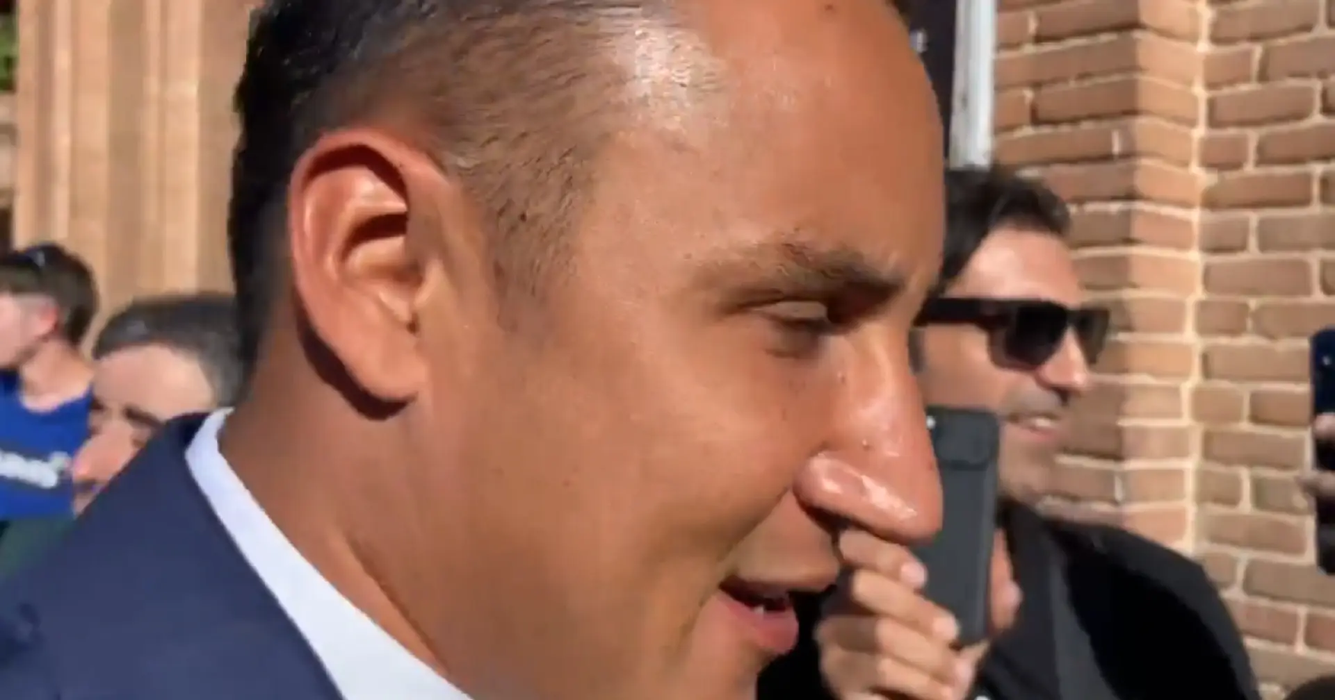2 Real Madrid legends arrive in Madrid – they get mobbed by press (video)