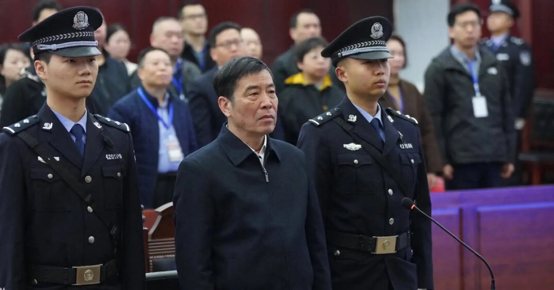 Wegen Korruption ist ein ehemaliger Chef des Fußballverbands in China zu einer lebenslangen Haftstrafe verurteilt worden: Zuvor wurde auch der ehemalige Everton-Spieler Li Tie auf die gleiche Weise bestraft