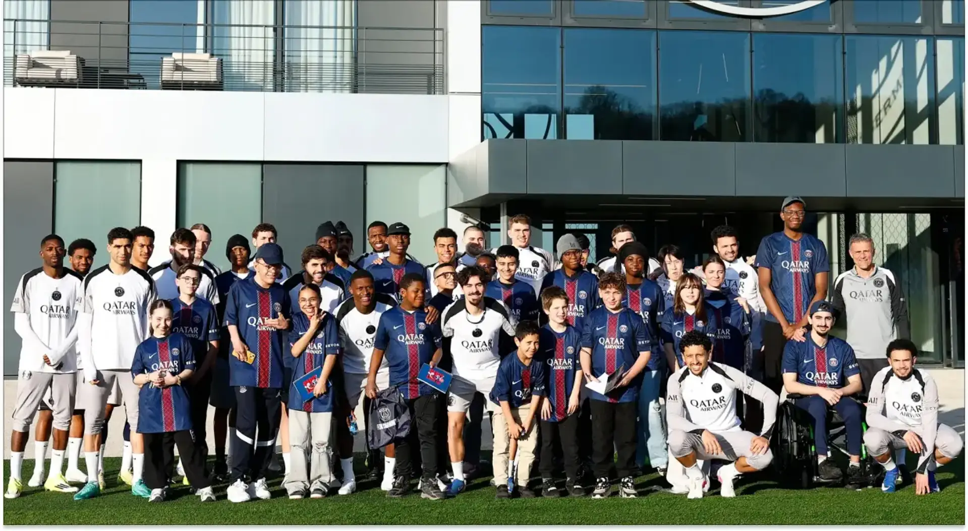 L'équipe du PSG avec des enfants