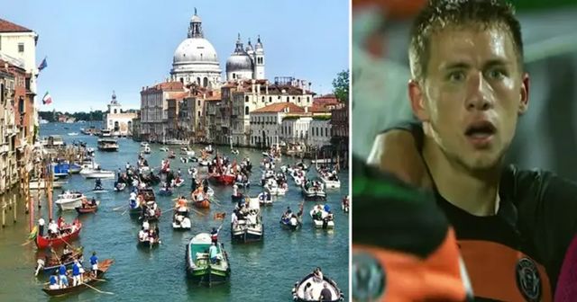 El club italiano Venezia FC celebra la promoción con un increíble desfile de barcos en Venecia