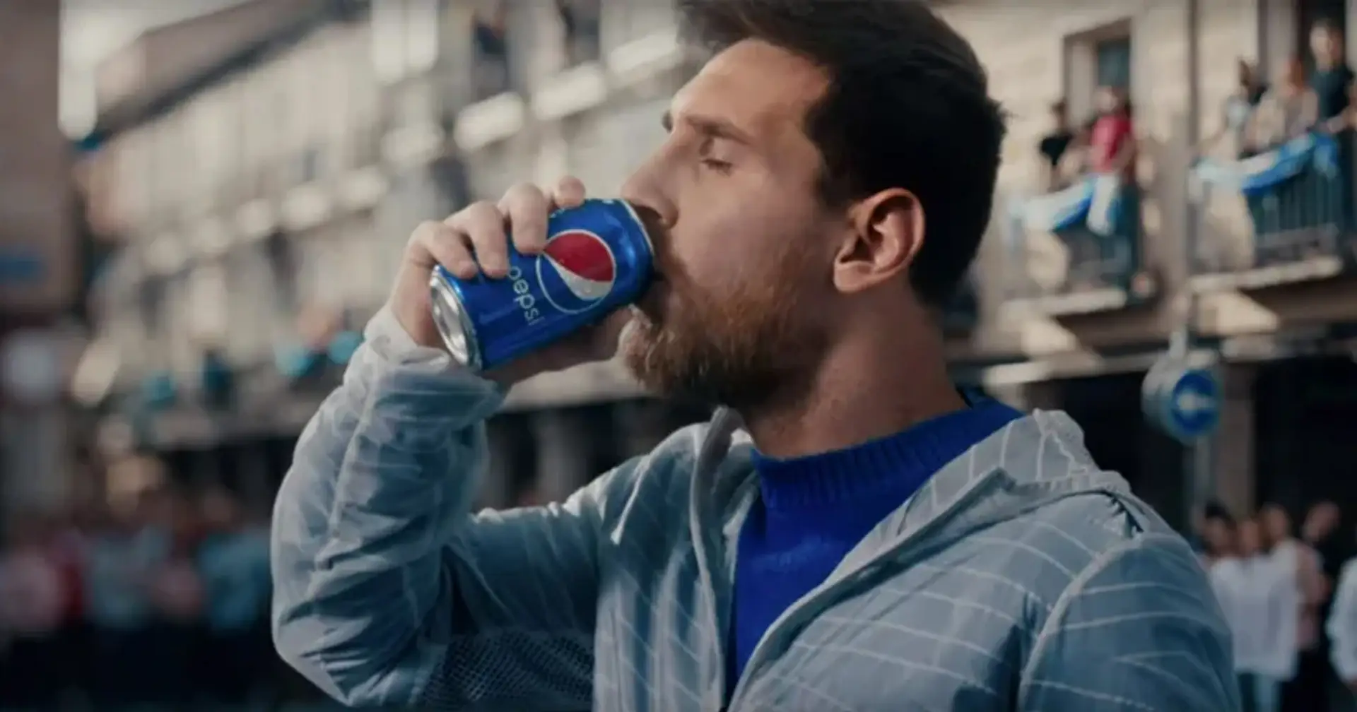 Leo Messi hace publicidad a Pepsi pero ¿debería beberlo? Explicamos como los refrescos afectan a los futbolistas