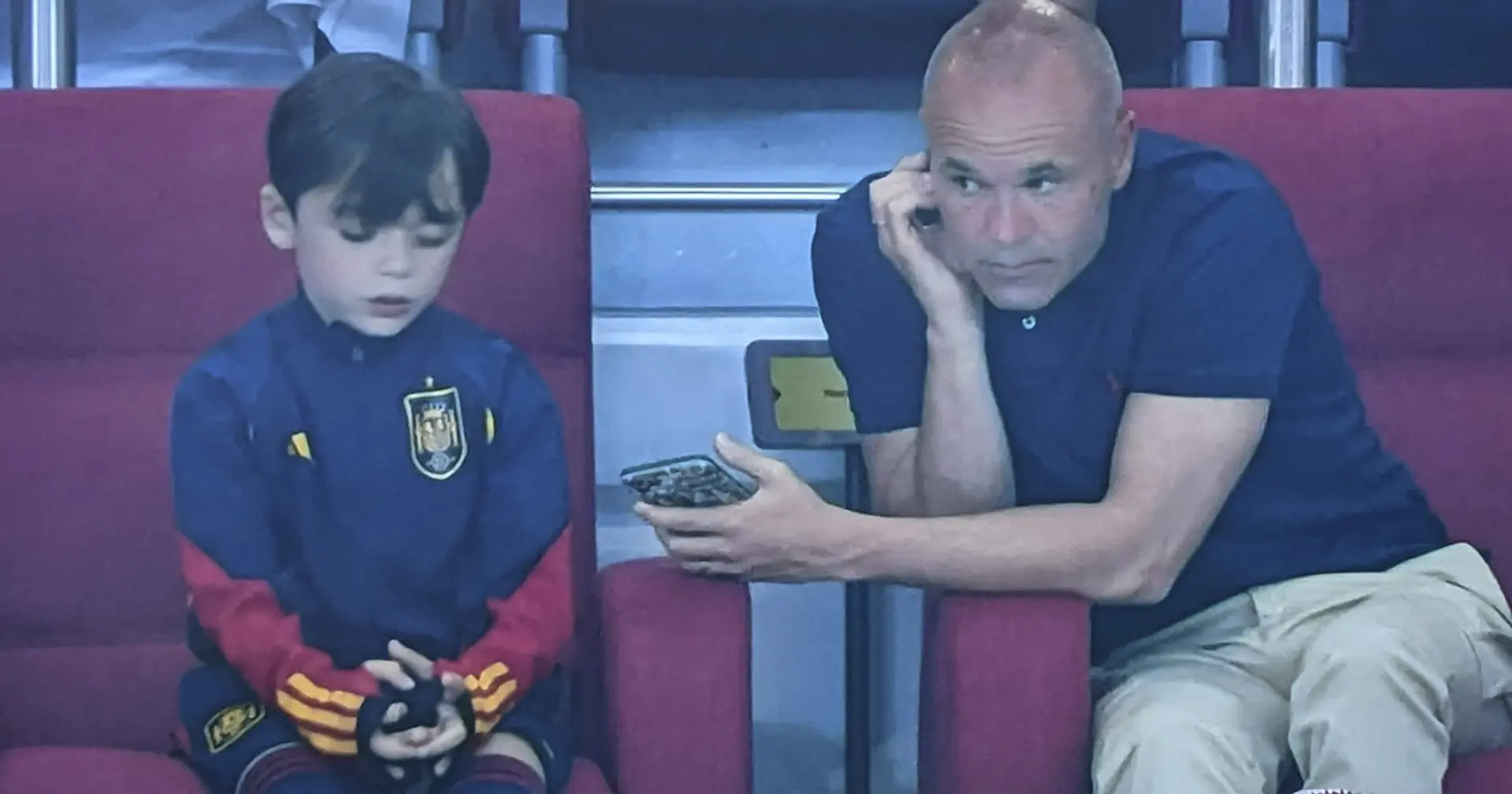 3 photos alors qu'Iniesta assiste au match Japon-Espagne avec son fils