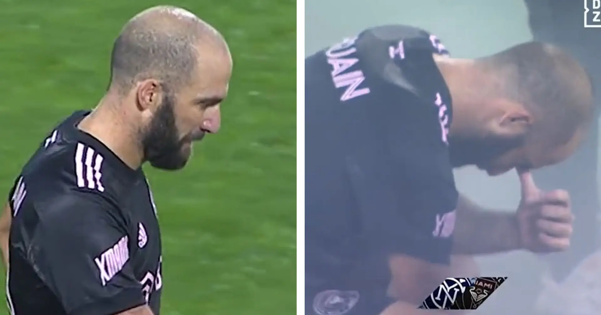 Higuain dà l'addio al calcio: le immagini commoventi dell'ex attaccante della Juventus in lacrime