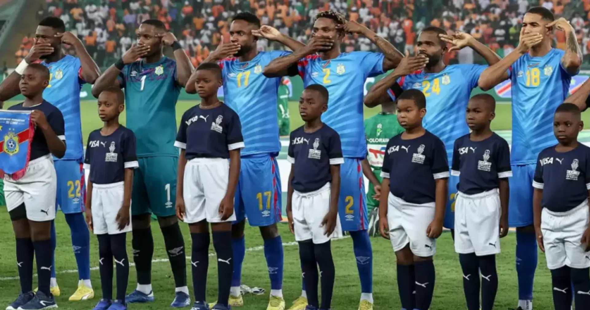 L'équipe de la RD Congo manifeste pour la paix dans son pays pendant l'hymne national