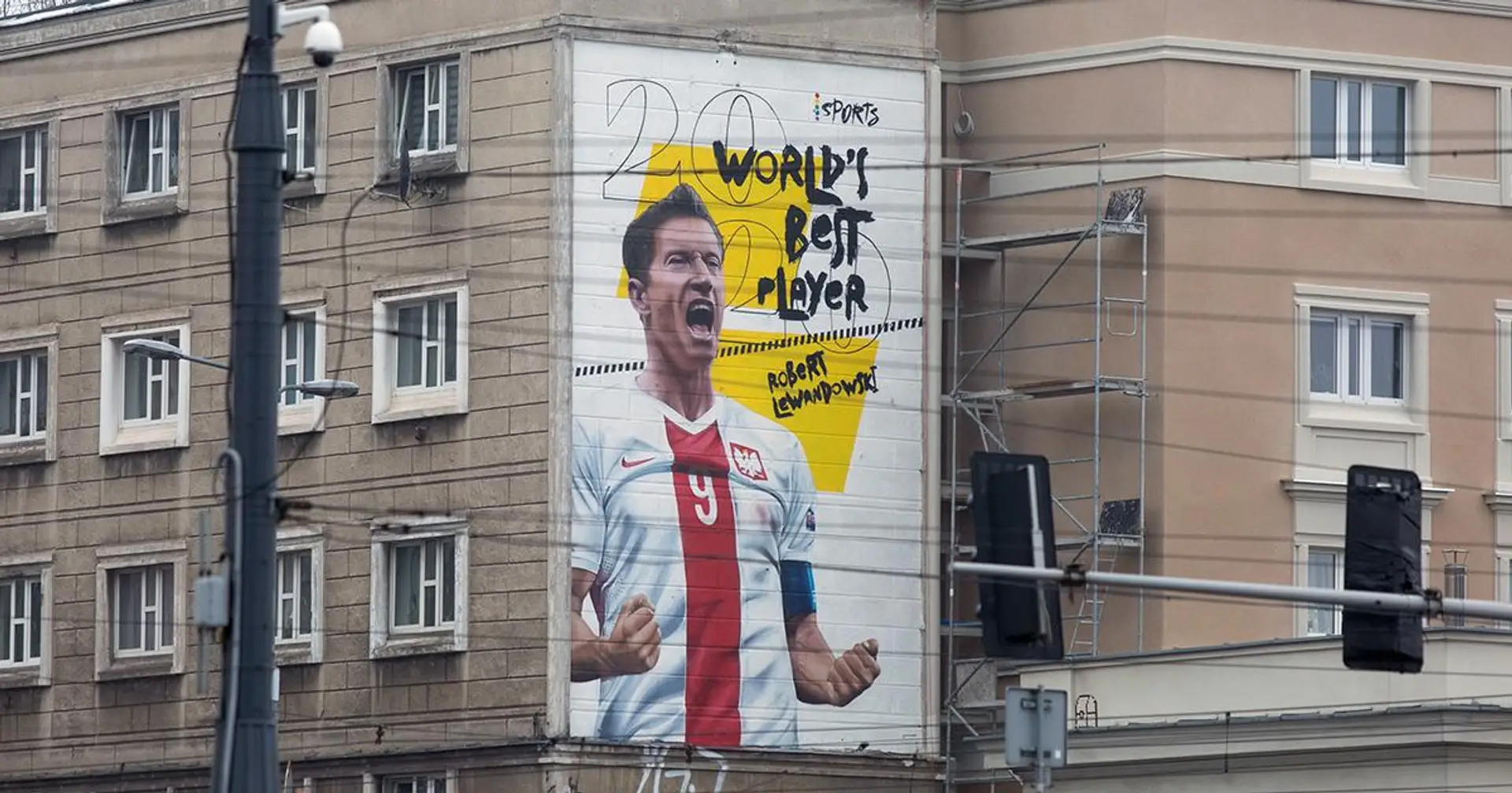 Robert Lewandowski erhielt endlich seinen Ballon d'Or-Award 2020. Das ist ein riesiges Graffiti im Zentrum von Warschau