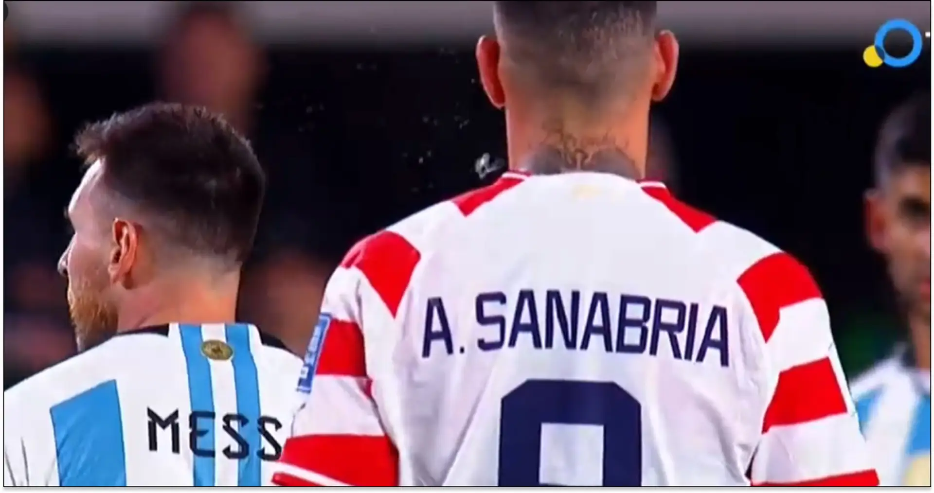 Jugador de Paraguay escupe a Messi, Leo reacciona