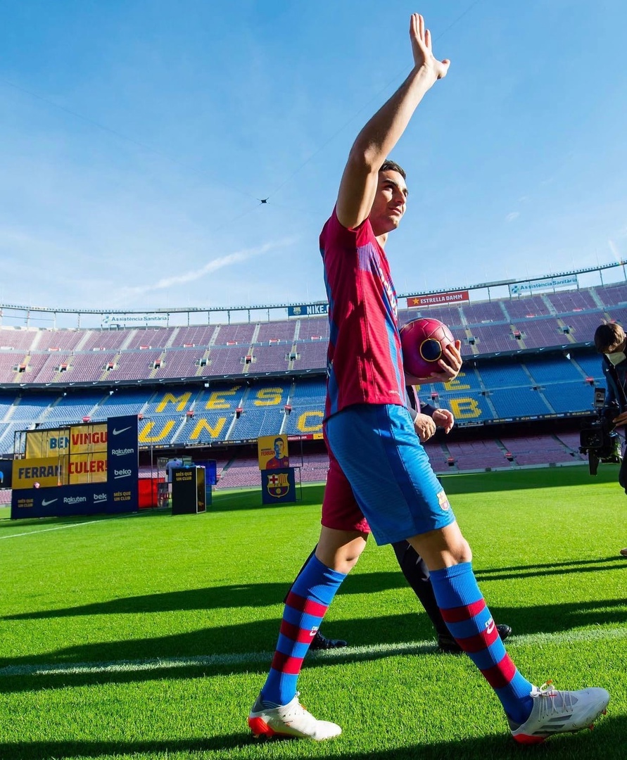 Ферран Торрес представлен как игрок «Барселоны»: фото и видео