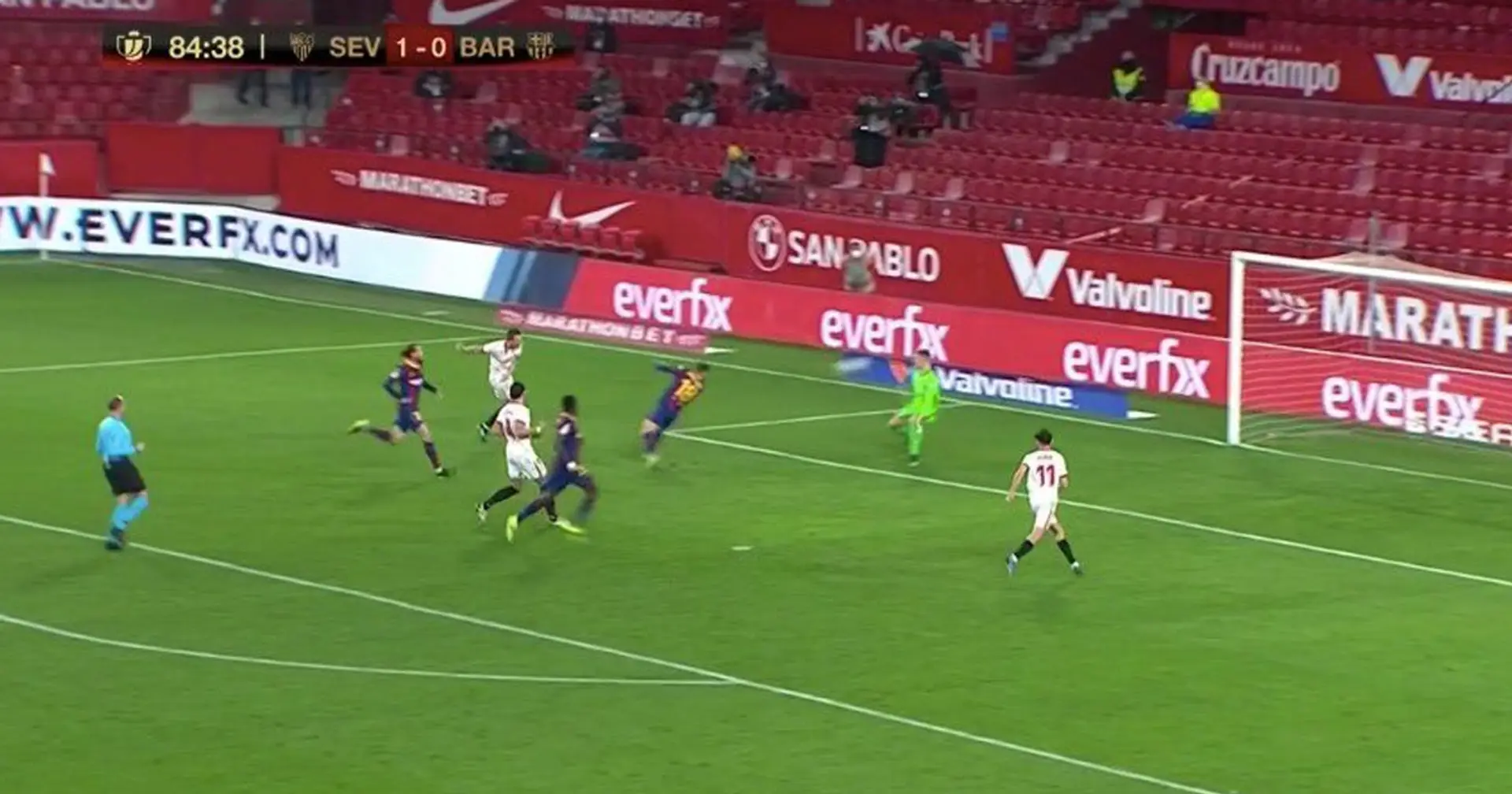 Rakitic pone el segundo para el Sevilla tras enormes vacíos defensivos en el Barça