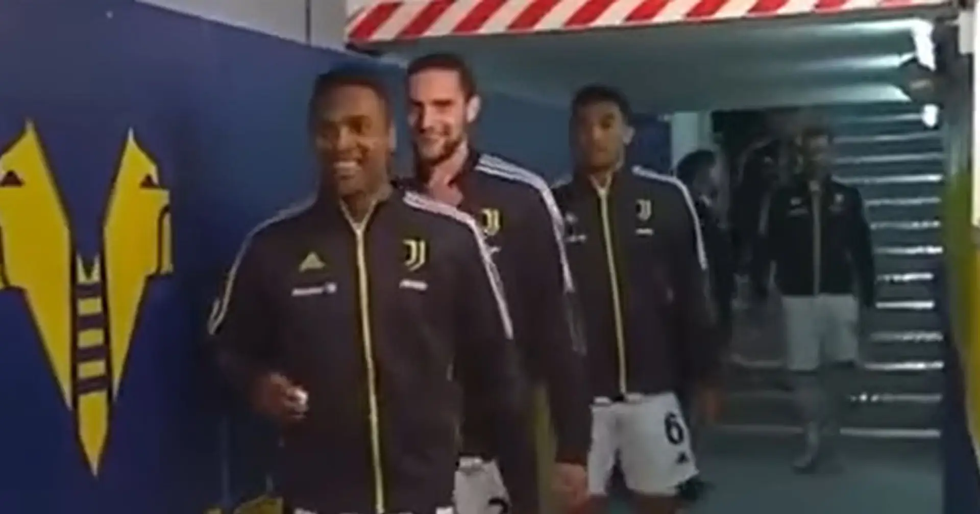 Le telecamere pizzicano Rabiot e Alex Sandro ridere e scherzare prima di Verona-Juve: è polemica sui social