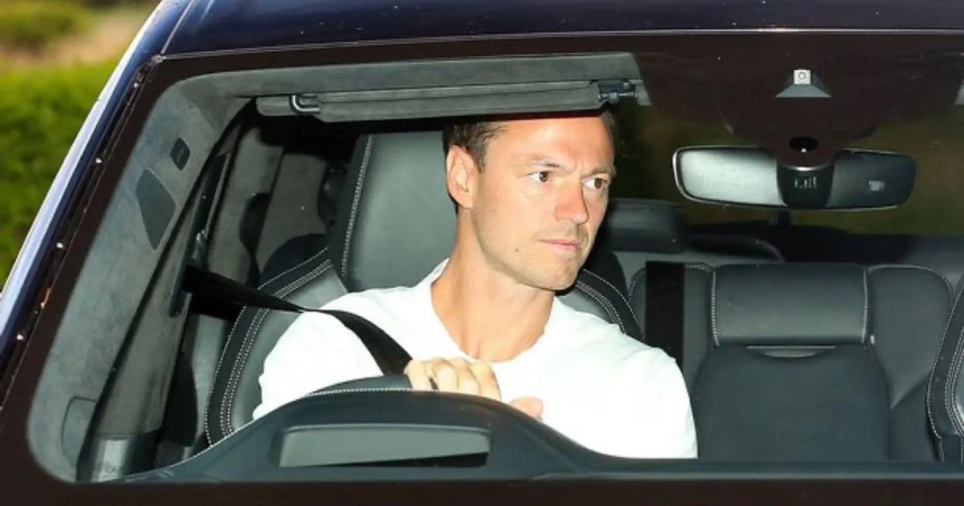 Man United announce Jonny Evans signing on 'short-term contract'