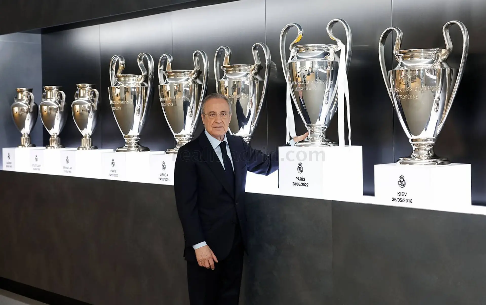 6 meilleures photos alors que Florentino Perez remet le trophée de la Ligue  des champions au musée du club - Football