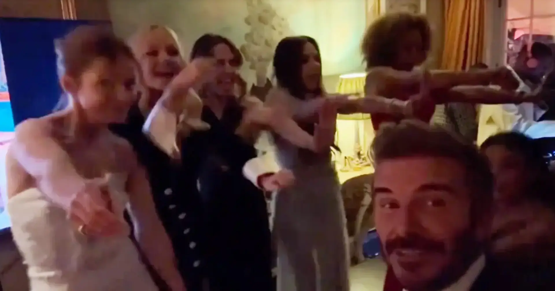 Die legendären Spice Girls haben sich auf Victoria Beckhams Geburtstagsparty wiedervereinigt: Seht euch mal Davids Reaktion an