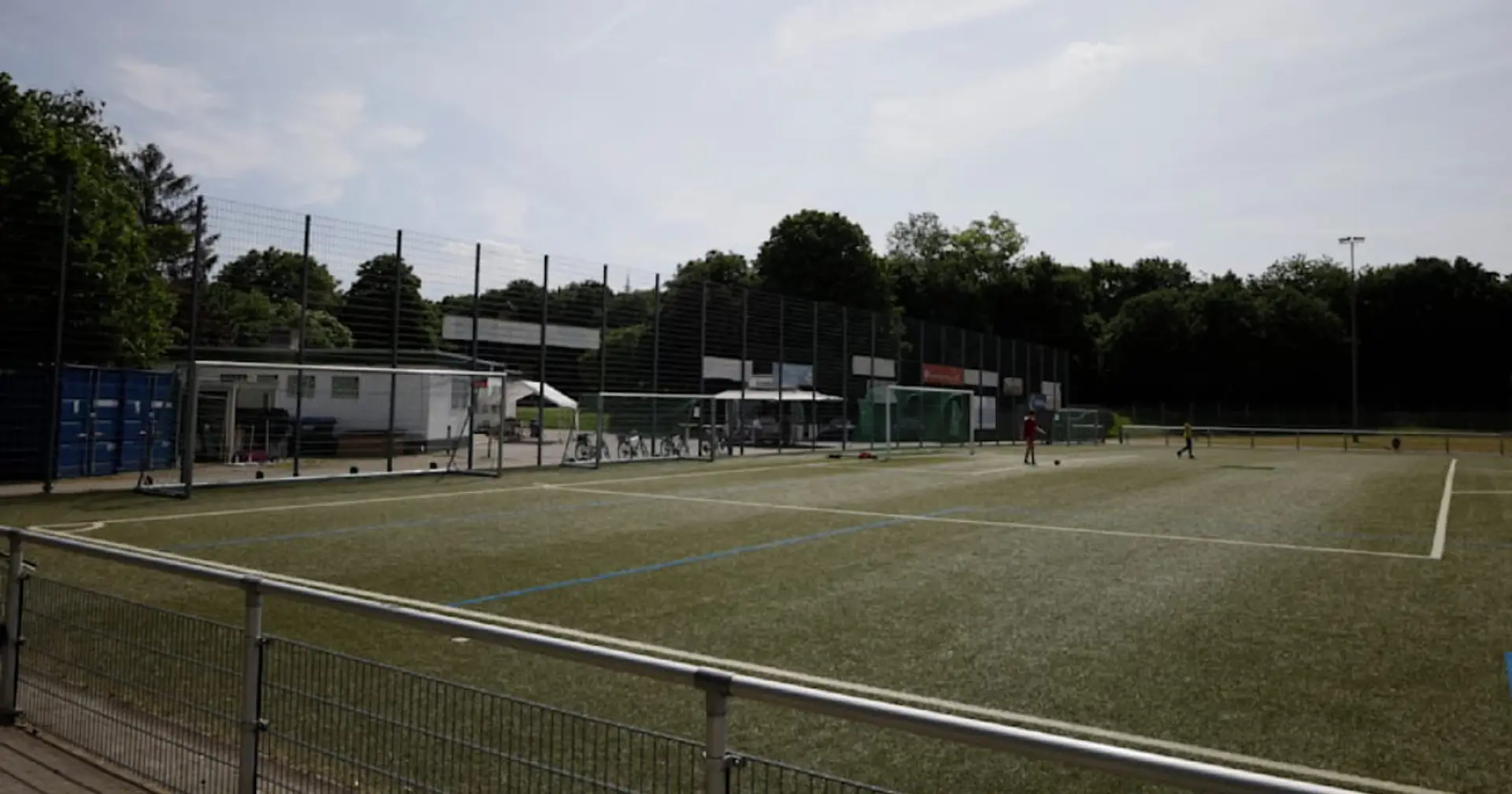 Ein 15-jähriger deutscher Fußballspieler stirbt im Krankenhaus an den Kopfverletzungen, die er sich bei einer Schlägerei mit einem 16-jährigen Spieler der Metz-Akademie während eines Turniers in Frankfurt zugezogen hatte
