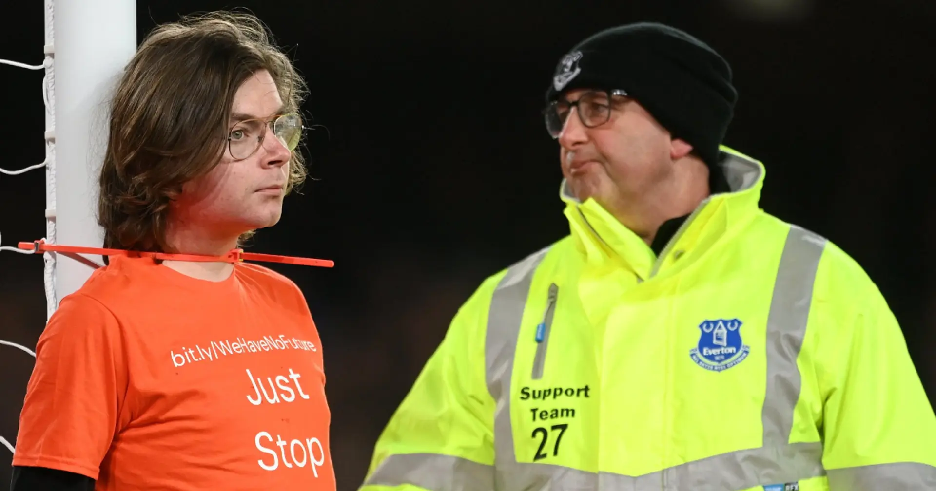 Ein Demonstrant bindet sich während des Spiels Everton gegen Newcastle an den Torpfosten