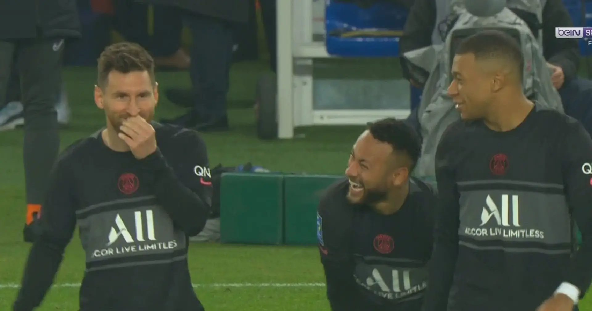 Feliz de nuevo: Messi visto riendo con Neymar y Mbappé durante el partido del PSG
