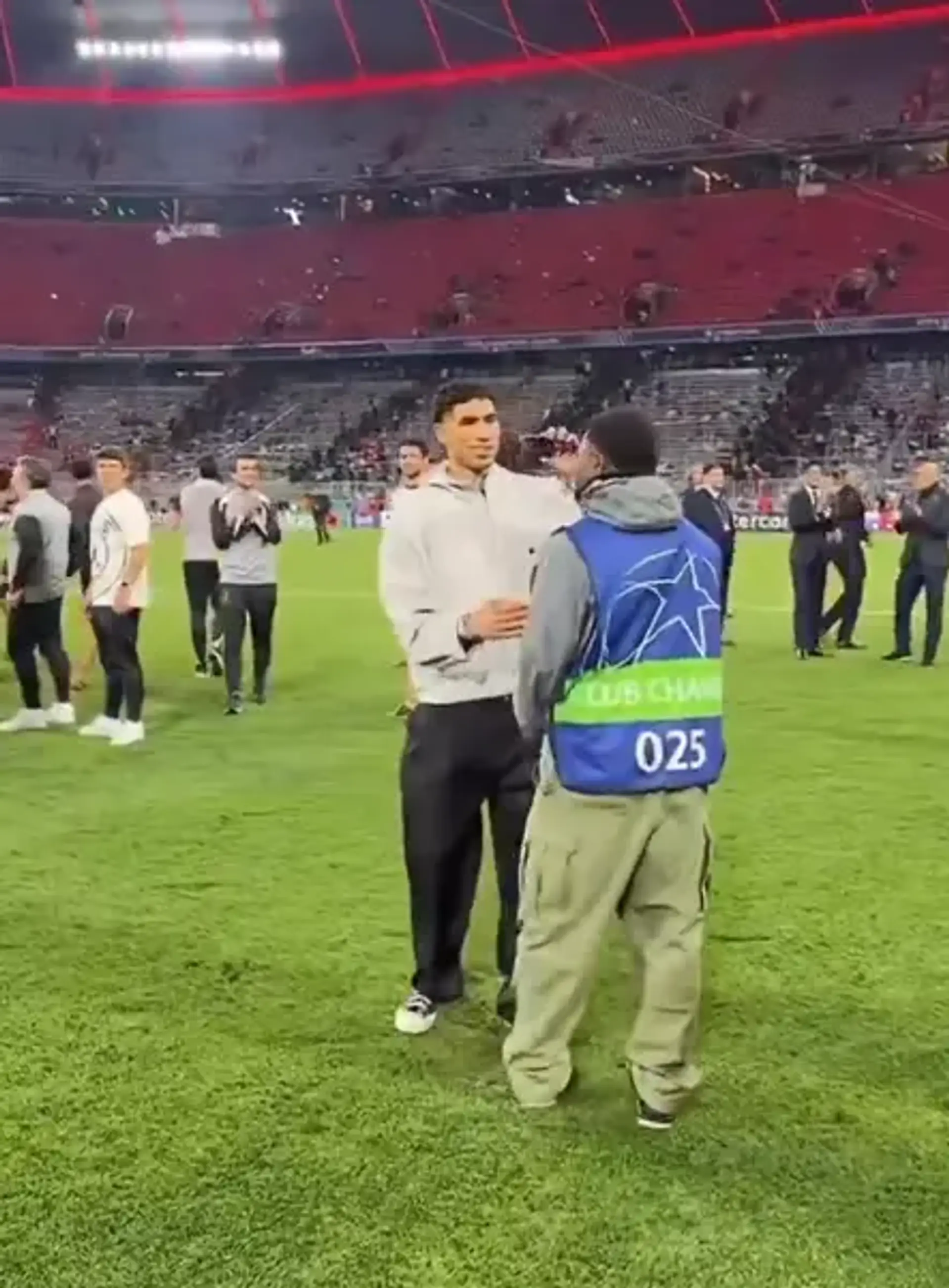 Hakimi kiffe la victoire du PSG vs Bayern et emprunte des lunettes ...