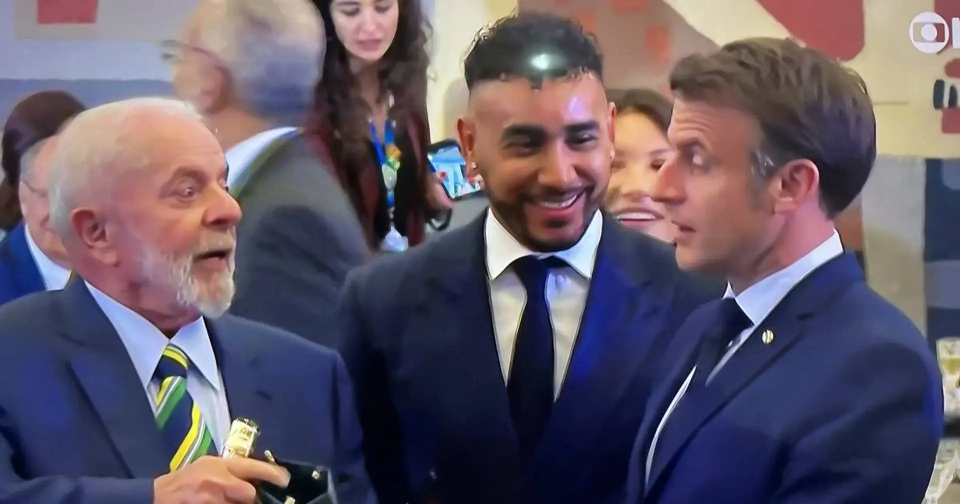 Aperçu : Payet pose avec deux chefs d'Etat et un maillot de l'équipe de France floqué d'un joueur... du PSG