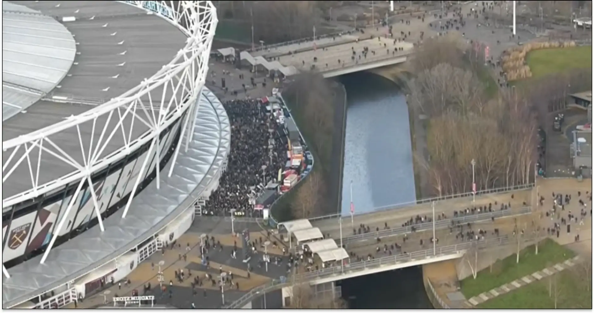 Repéré : les supporters de West Ham quittent le stade avant la mi-temps