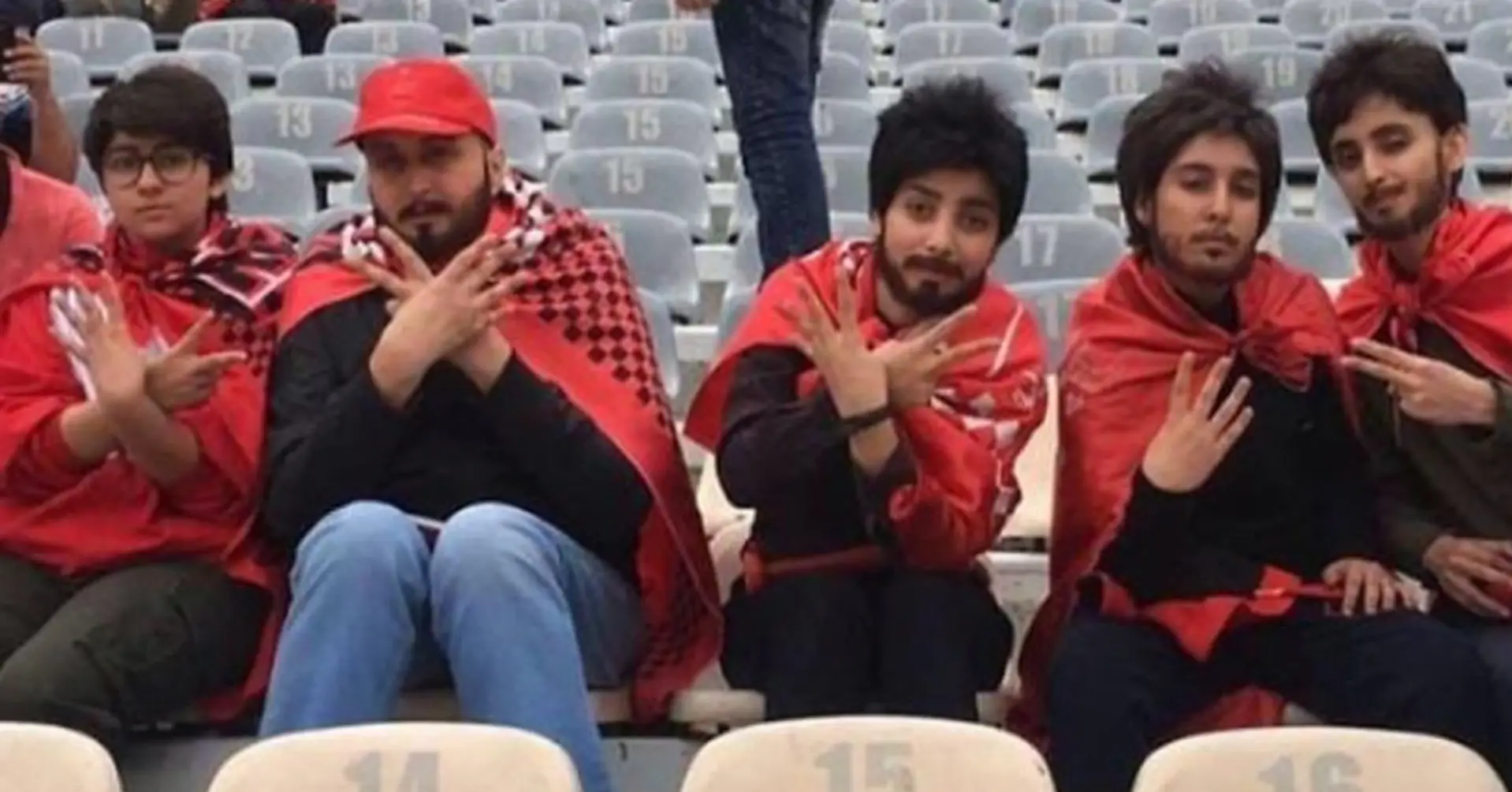 Les femmes ne sont pas autorisées à assister aux matchs de football en Iran - mais ces 5 braves garçons ont totalement apprécié le match