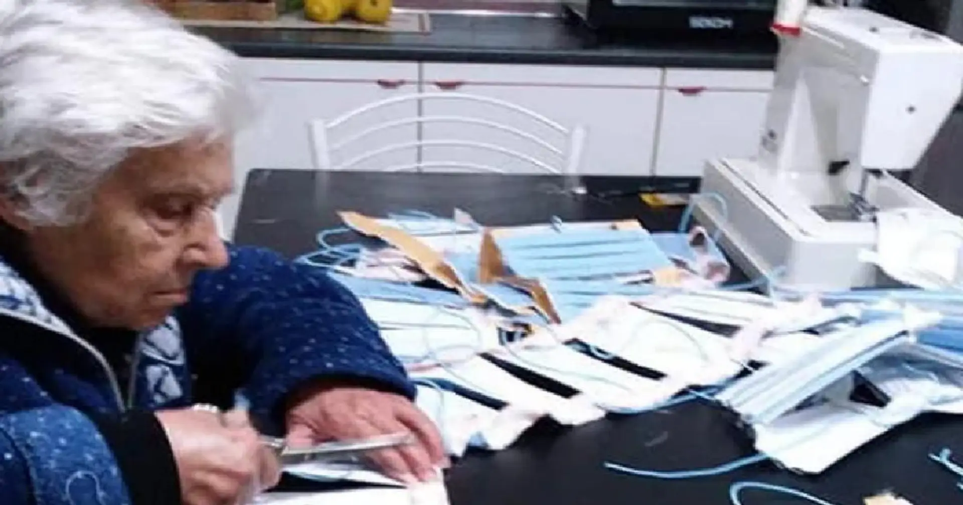 90-year-old woman in Naples makes 700 masks per night by hand for healthcare workers 