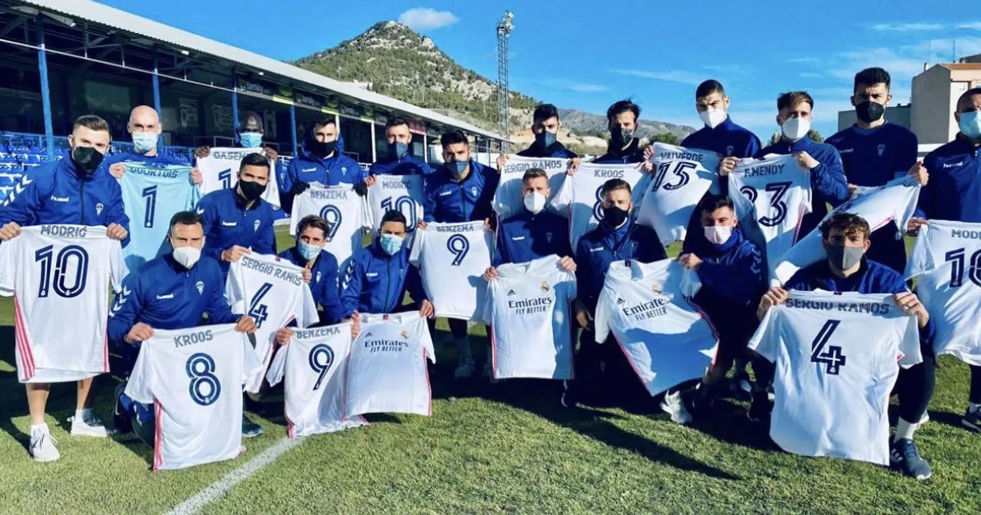 El Real Madrid regaló camisetas a la plantilla del Alcoyano tras el partido de Copa